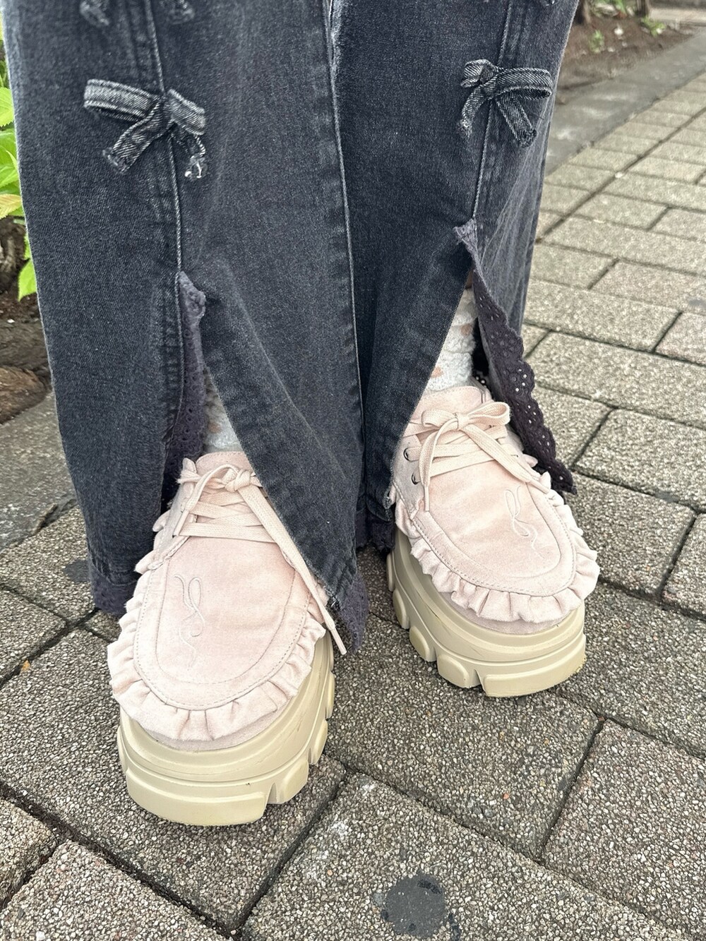 イエロー系のTシャツ/カットソー、ブラック系のデニムパンツ、ピンク系のローファーを着用したレディースの夏コーディネートの9枚目の写真