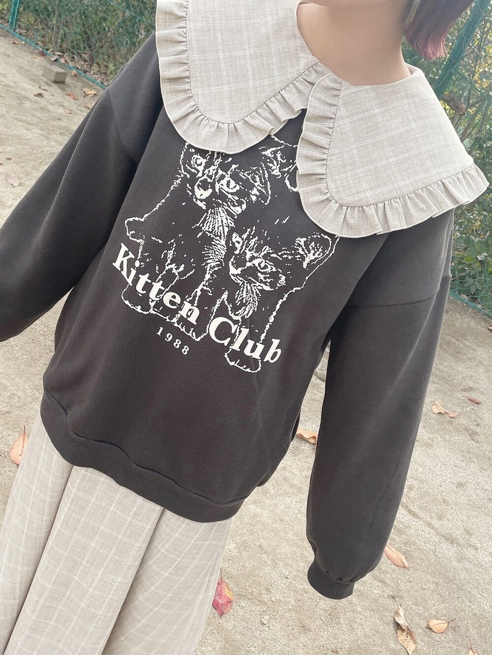 ブラック系のTシャツ/カットソー、パープル系のスニーカー、ベージュ系のワンピースを着用したレディースの冬コーディネートの4枚目の写真