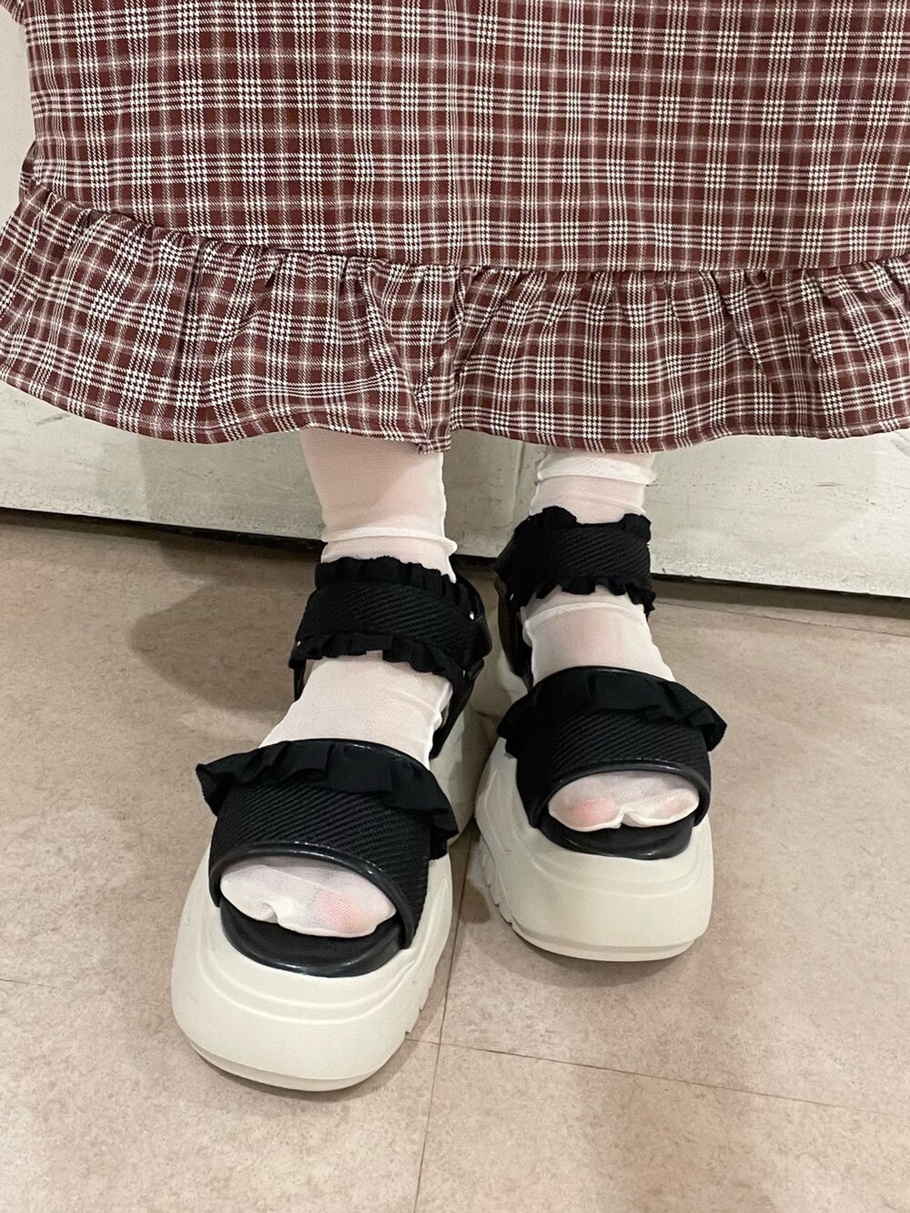 ブラック系のショルダーバッグ、レッド系のワンピース、ブラック系のサンダルを着用したレディースの夏コーディネートの6枚目の写真