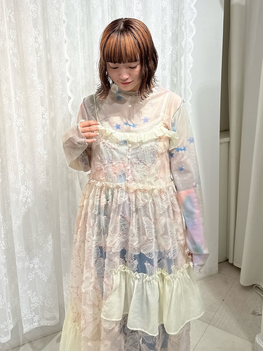 ピンク系のTシャツ/カットソー、ピンク系のワンピース、ブルー系のデニムパンツを着用したレディースの夏コーディネートの4枚目の写真