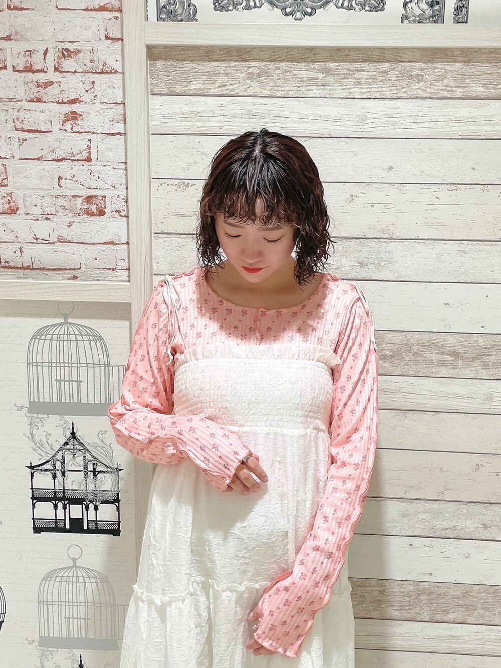 ピンク系のTシャツ/カットソー、ホワイト系のシャツ/ブラウス、ホワイト系のワンピースを着用したレディースの春コーディネートの8枚目の写真