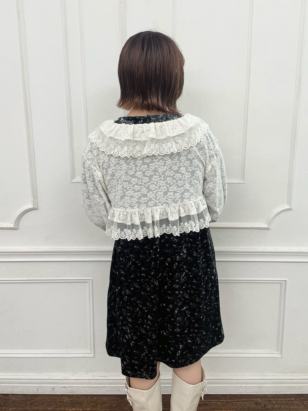 ホワイト系のシャツ/ブラウス、ブラック系のワンピース、ホワイト系のブーツを着用したレディースの夏コーディネートの6枚目の写真