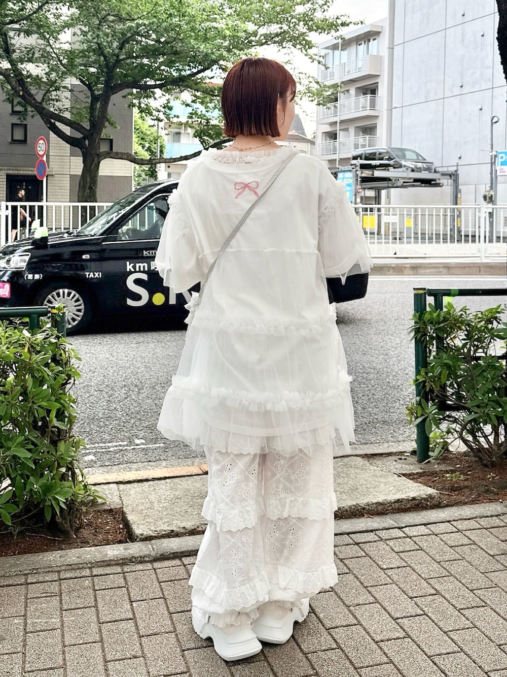 ホワイト系のチュニック、ホワイト系のTシャツ/カットソー、ホワイト系のその他パンツを着用したレディースの春コーディネートの3枚目の写真