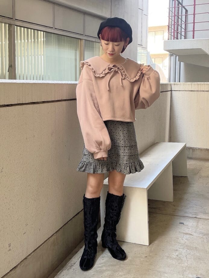 ベージュ系のショルダーバッグ、ピンク系のTシャツ/カットソー、グレー系のスカートを着用したレディースの秋コーディネートの3枚目の写真