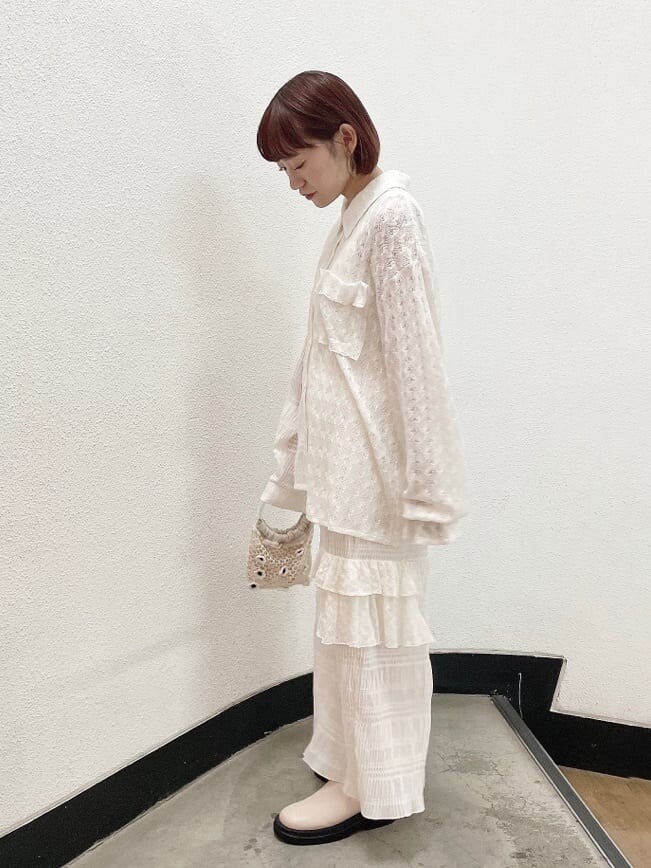 ホワイト系のシャツ/ブラウス、ホワイト系のスカート、ホワイト系のブーツを着用したレディースの夏コーディネートの3枚目の写真