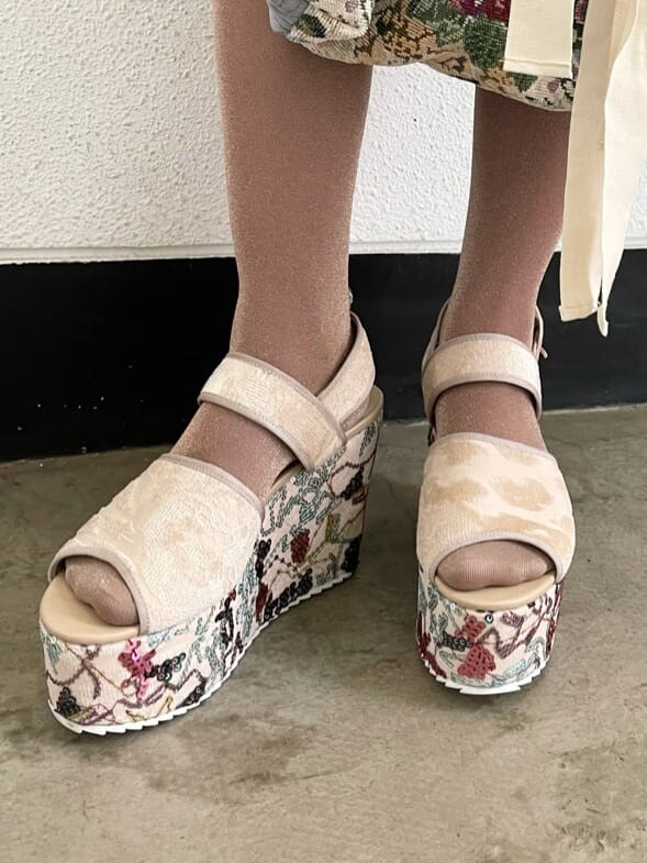 ベージュ系のワンピース、ベージュ系のサンダル、ホワイト系のトートバッグを着用したレディースの夏コーディネートの4枚目の写真