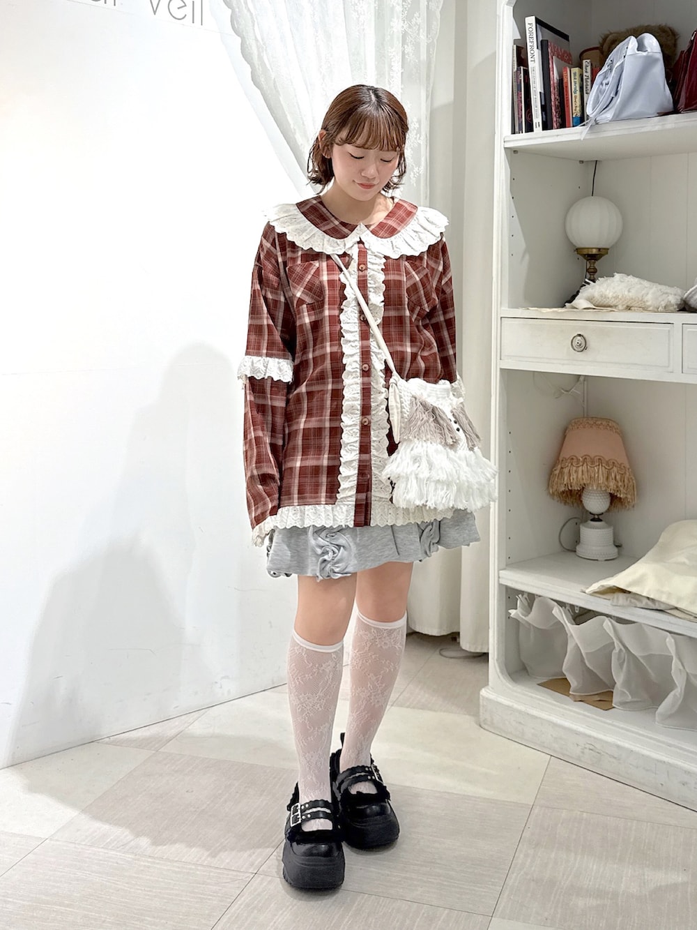 レッド系のシャツ/ブラウス、ベージュ系のショルダーバッグ、グレー系のスカートを着用したレディースの夏コーディネートの2枚目の写真