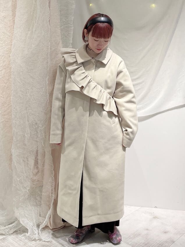 ブラウン系のスカート、ピンク系のニット/セーター、ピンク系のブーツを着用したレディースの秋コーディネートの2枚目の写真