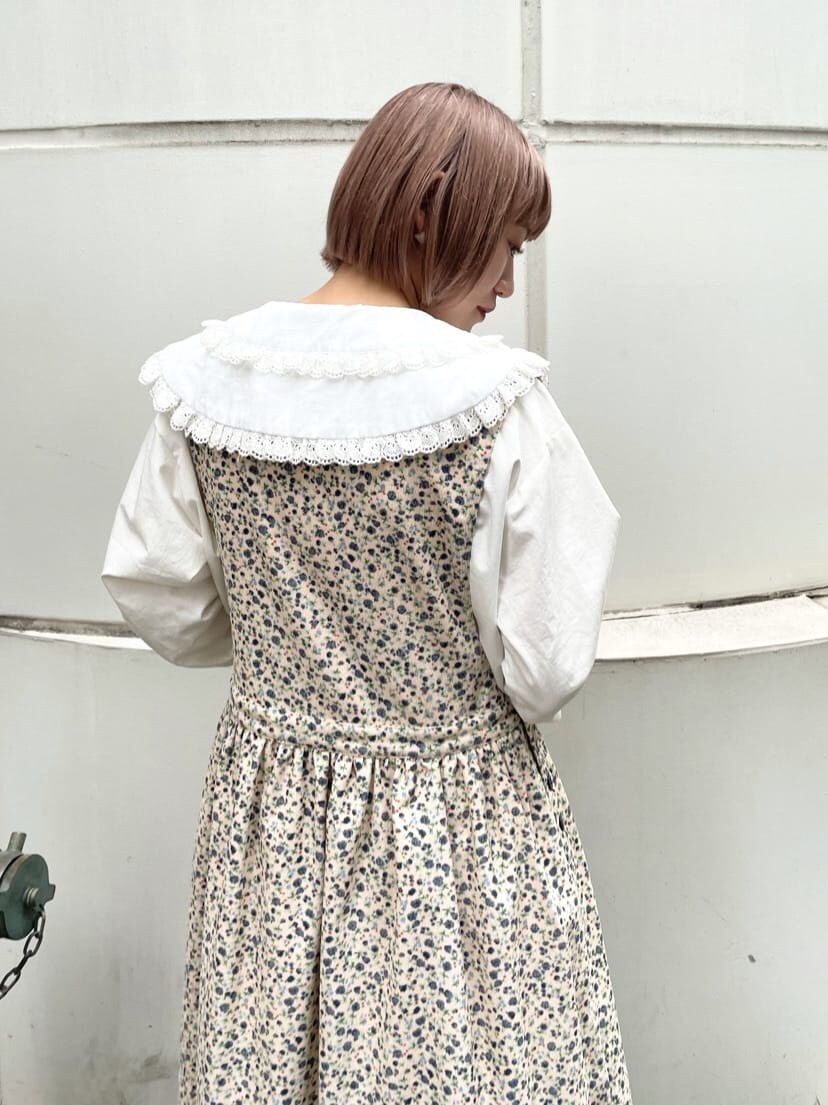 ホワイト系のワンピース、ホワイト系のシャツ/ブラウス、ホワイト系のローファーを着用したレディースの夏コーディネートの3枚目の写真