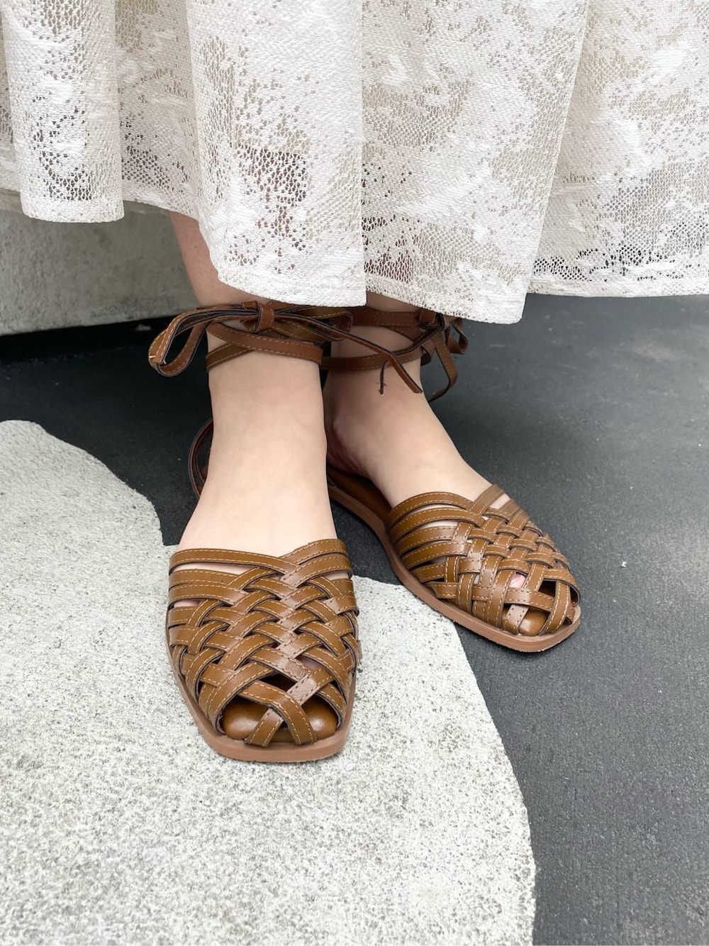 ベージュ系のスカート、ホワイト系のTシャツ/カットソー、ベージュ系のパンプスを着用したレディースの春コーディネートの6枚目の写真