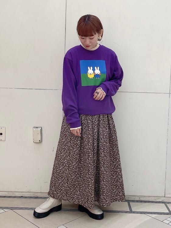 ブラウン系のワンピース、ホワイト系のブーツ、ホワイト系のニット/セーターを着用したレディースの秋コーディネートの3枚目の写真