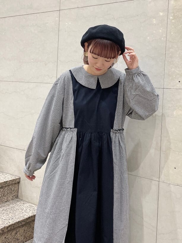 ホワイト系のブーツ、ホワイト系のブルゾン、ブラック系のワンピースを着用したレディースの冬コーディネートの5枚目の写真