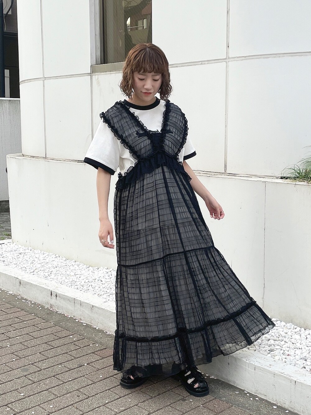 ホワイト系のTシャツ/カットソー、ブラック系のワンピース、ブラック系のハンドバッグを着用したレディースの春コーディネートの8枚目の写真