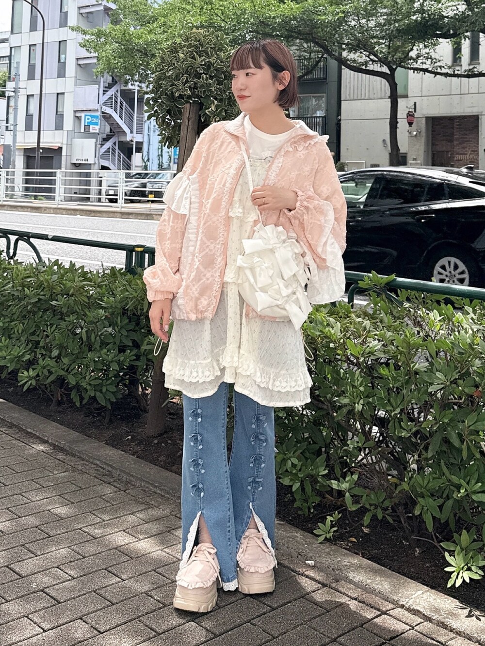ピンク系のローファー、ホワイト系のTシャツ/カットソー、ブルー系のデニムパンツを着用したレディースの夏コーディネートの2枚目の写真