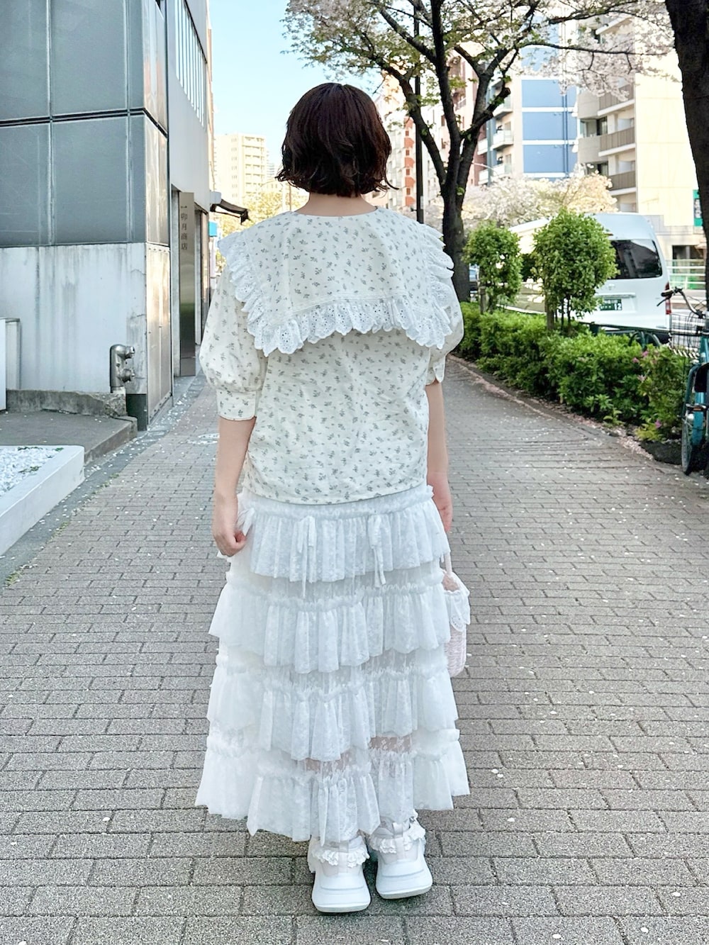その他のシャツ/ブラウス、ピンク系のハンドバッグ、ホワイト系のスカートを着用したレディースの春コーディネートの3枚目の写真