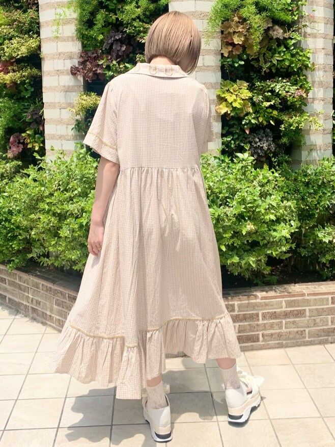 ベージュ系のワンピース、ベージュ系のワンピースを着用したレディースの夏コーディネートの3枚目の写真