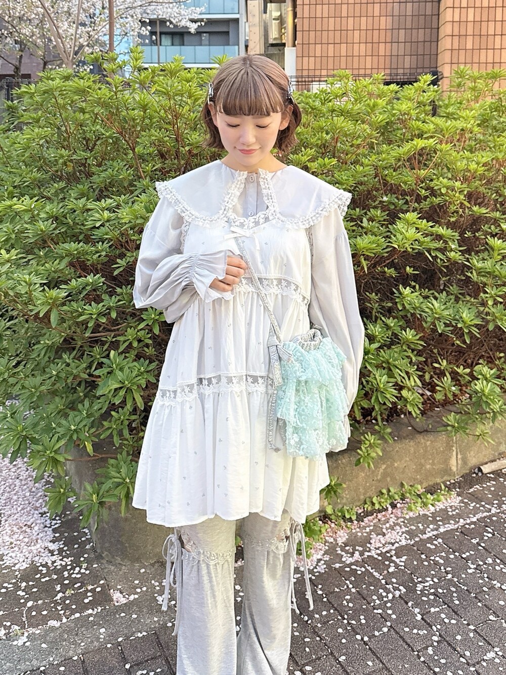 ブルー系のキャミソール、ブルー系のシャツ/ブラウス、ブルー系のショルダーバッグを着用したレディースの春コーディネートの5枚目の写真