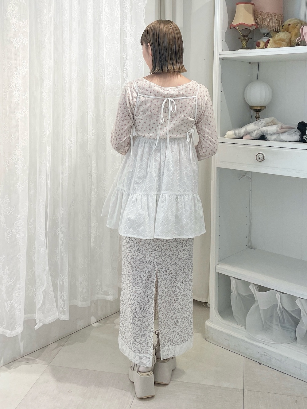 ホワイト系のキャミソール、ピンク系のTシャツ/カットソー、ホワイト系のスカートを着用したレディースの秋コーディネートの3枚目の写真