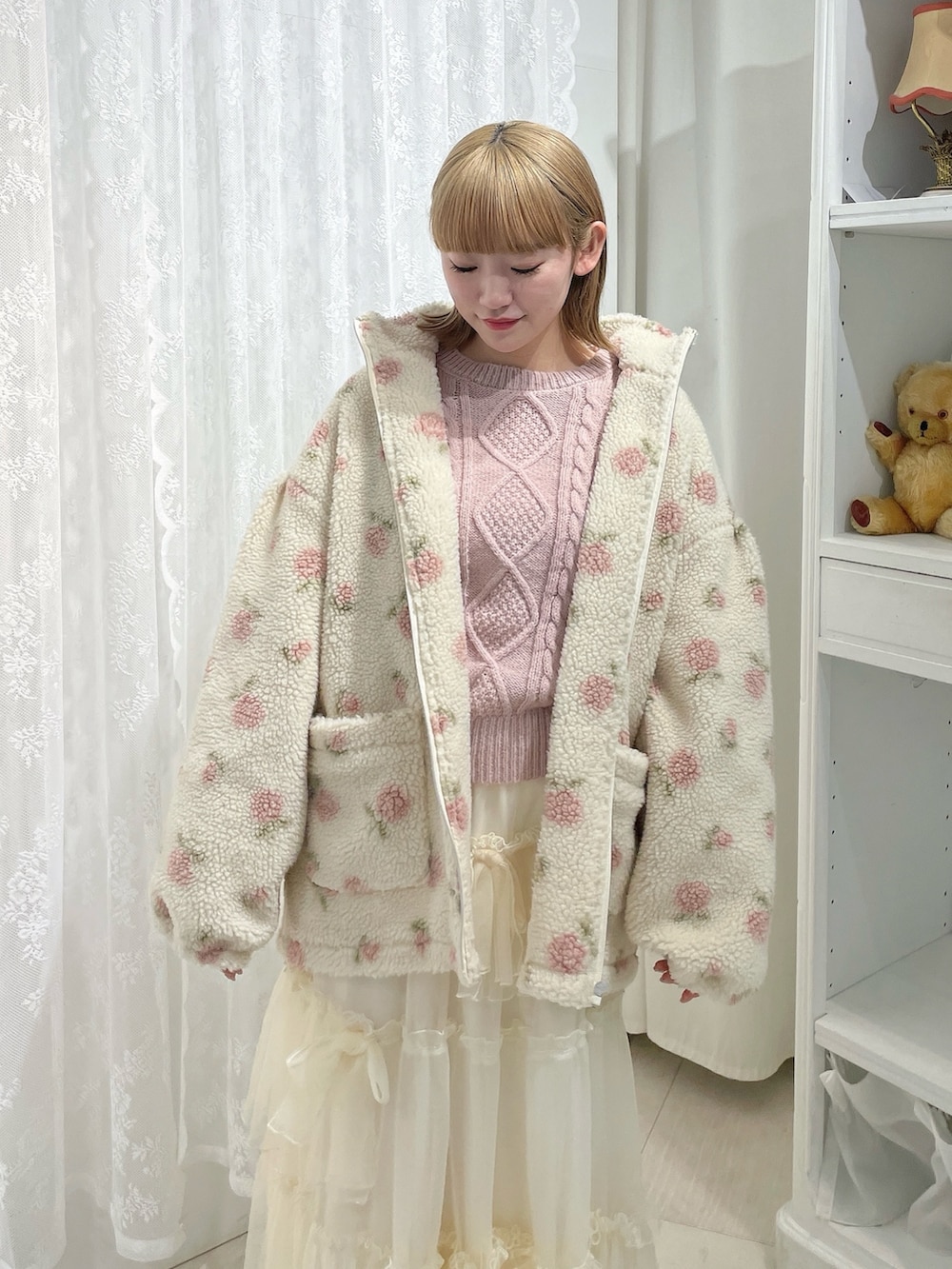 ピンク系のブルゾン、ピンク系のニット/セーター、その他のショルダーバッグを着用したレディースの冬コーディネートの6枚目の写真