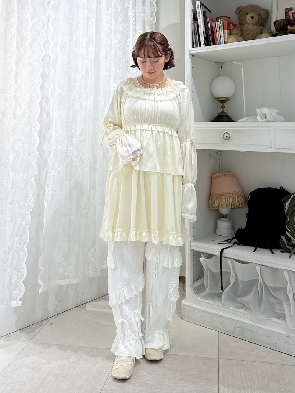 ホワイト系のワンピース、ホワイト系のカーゴパンツ、ホワイト系のバレエシューズを着用したレディースの春コーディネートの2枚目の写真