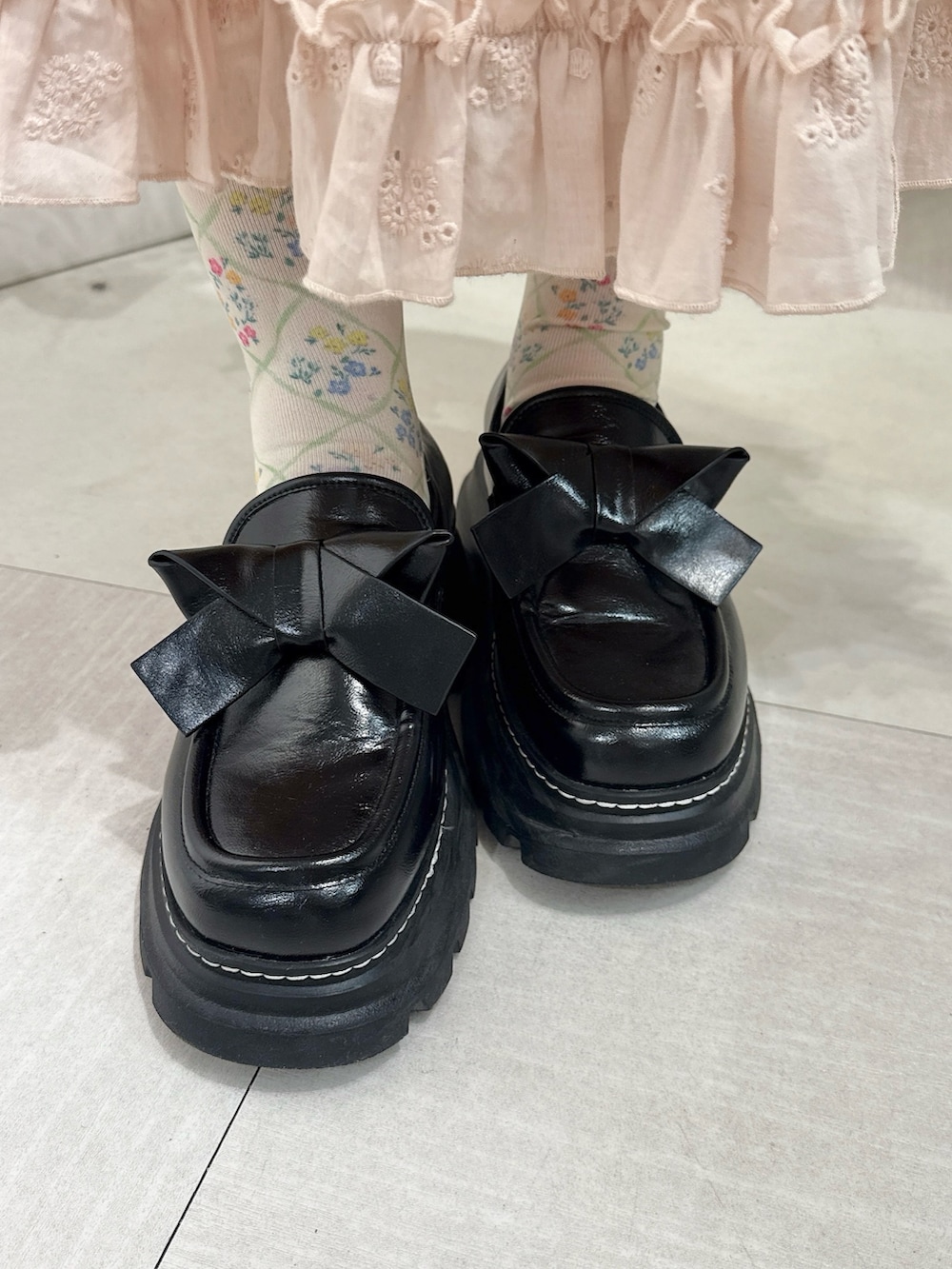 ピンク系のワンピース、ブラック系のローファー、ホワイト系のシャツ/ブラウスを着用したレディースの秋コーディネートの8枚目の写真