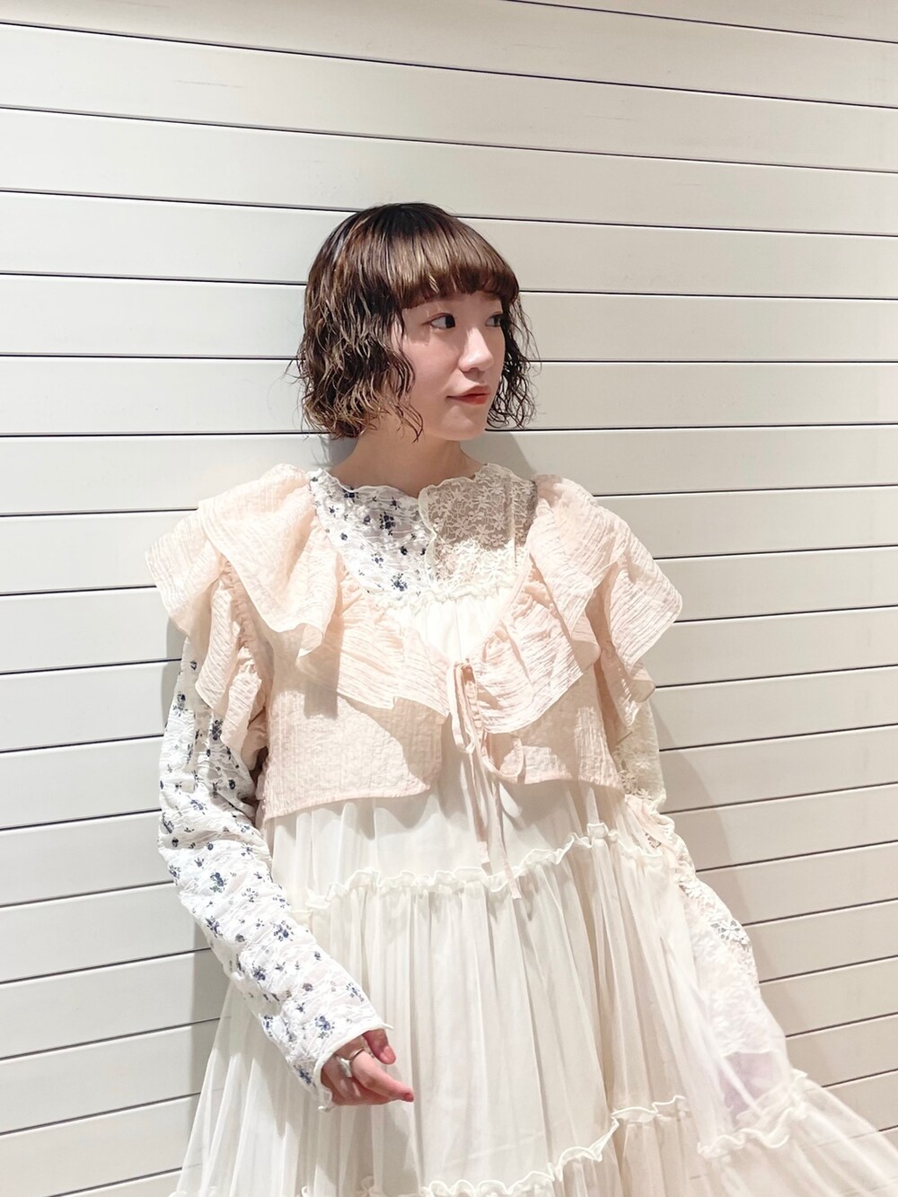 ピンク系のTシャツ/カットソー、ホワイト系のTシャツ/カットソー、ホワイト系のワンピースを着用したレディースの夏コーディネートの4枚目の写真