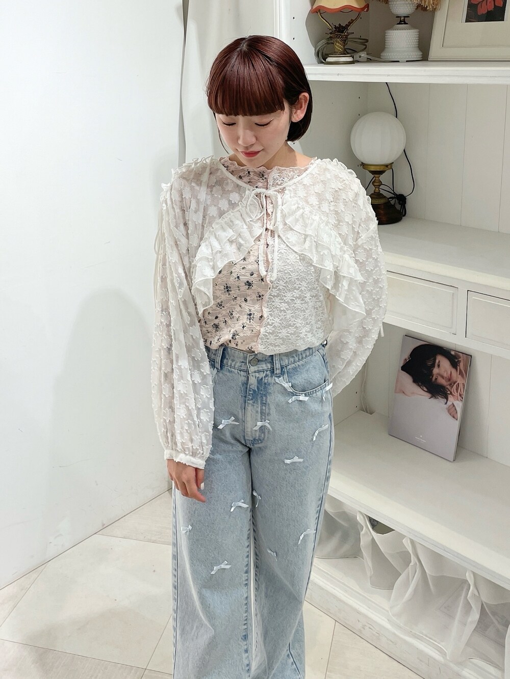 ブルー系のデニムパンツ、ホワイト系のシャツ/ブラウス、ピンク系のTシャツ/カットソーを着用したレディースの春コーディネートの4枚目の写真