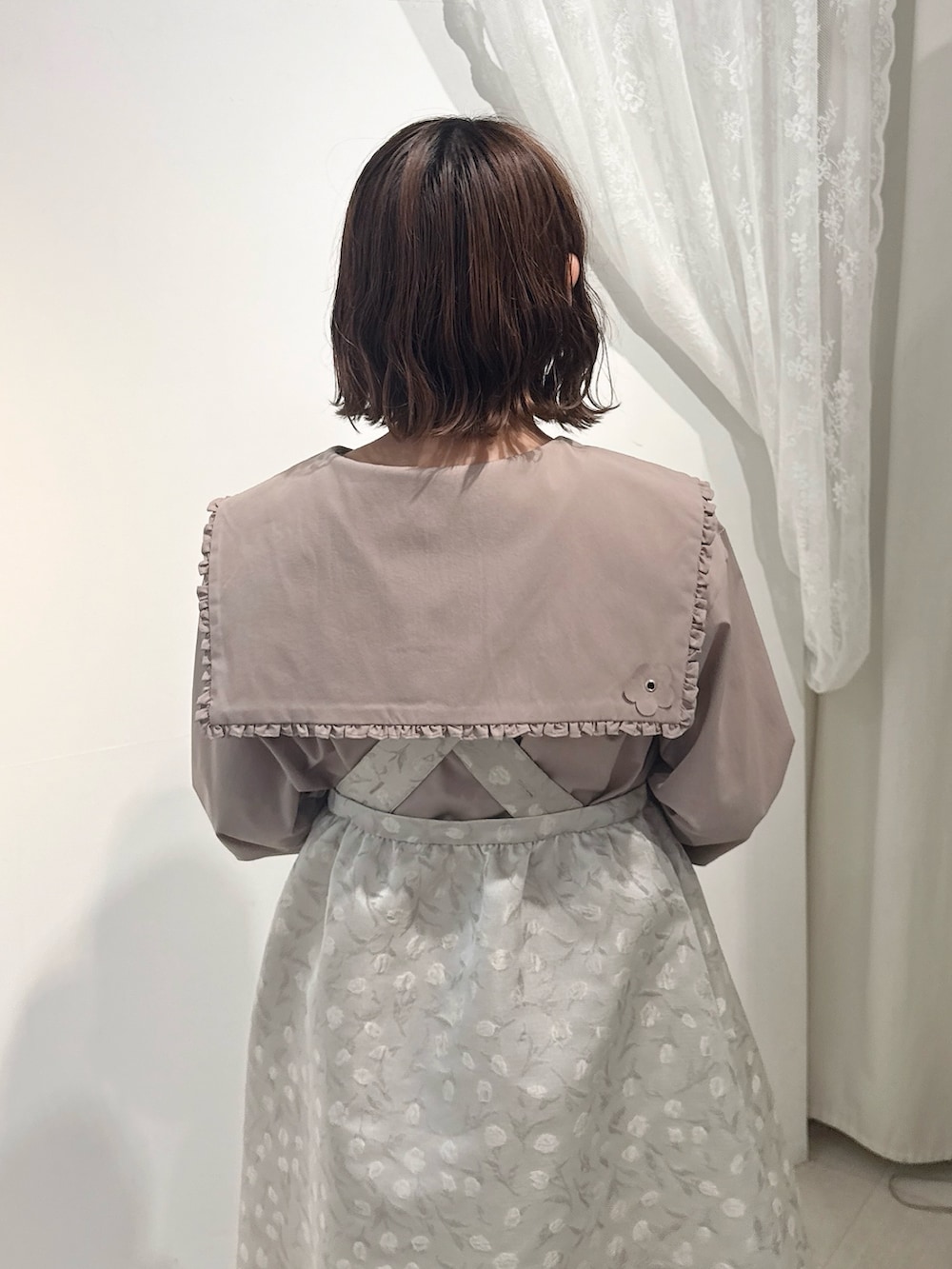 ベージュ系のシャツ/ブラウス、ホワイト系のワンピース、ブラウン系のハンドバッグを着用したレディースの夏コーディネートの6枚目の写真