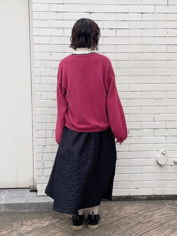 ブラック系のワンピース、ブラック系のパンプス、ホワイト系のニット/セーターを着用したレディースの秋コーディネートの3枚目の写真