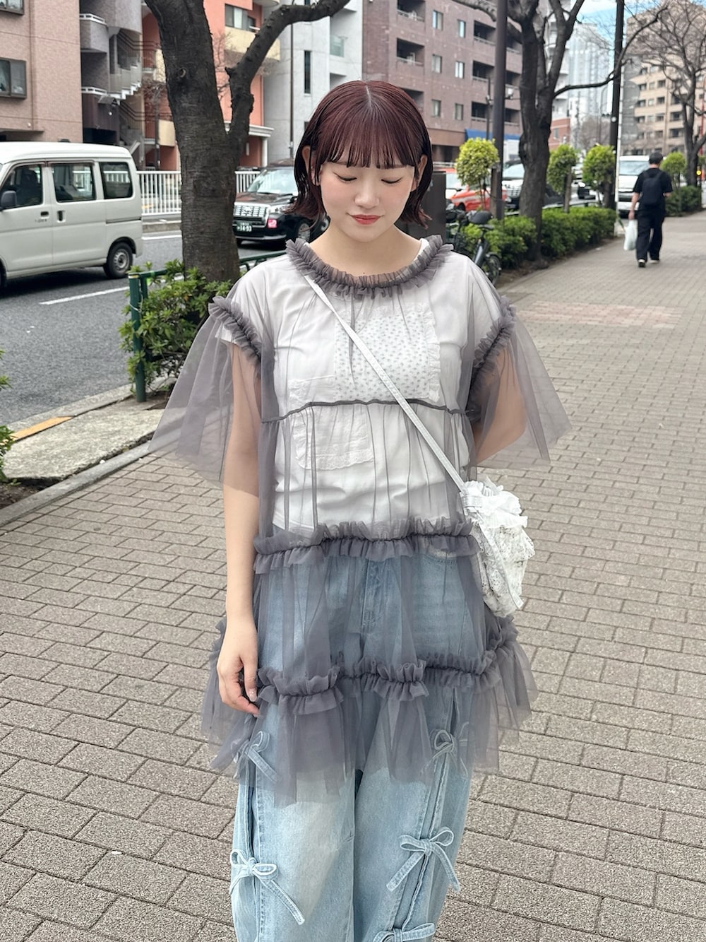 ホワイト系のTシャツ/カットソー、ブルー系のショルダーバッグ、グレー系のチュニックを着用したレディースの春コーディネートの3枚目の写真