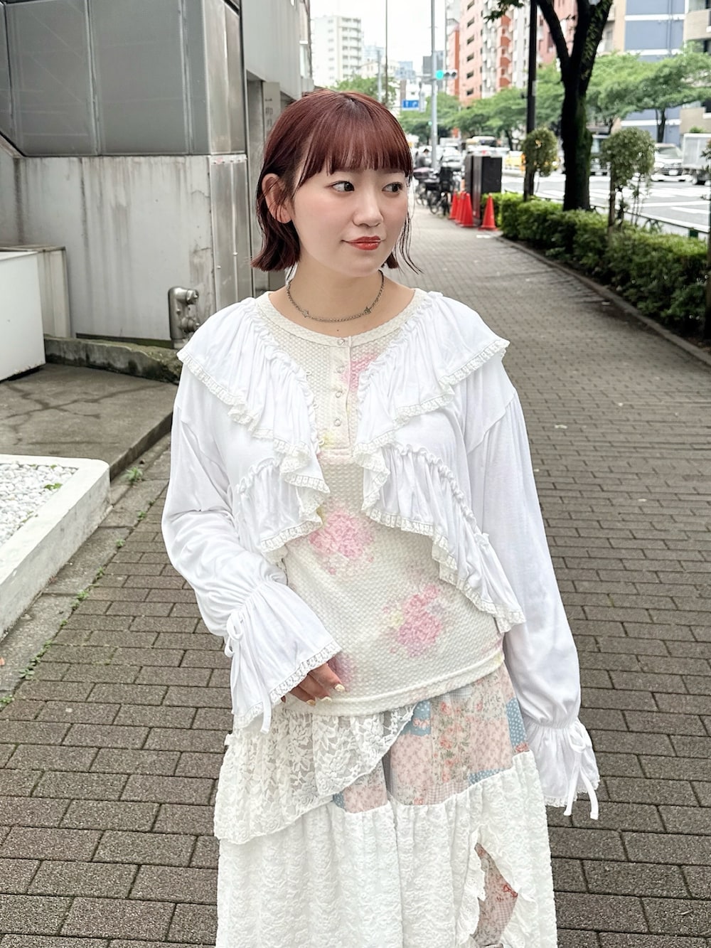 ピンク系のスカート、ピンク系のTシャツ/カットソー、ホワイト系のカーディガン/ボレロを着用したレディースの夏コーディネートの5枚目の写真