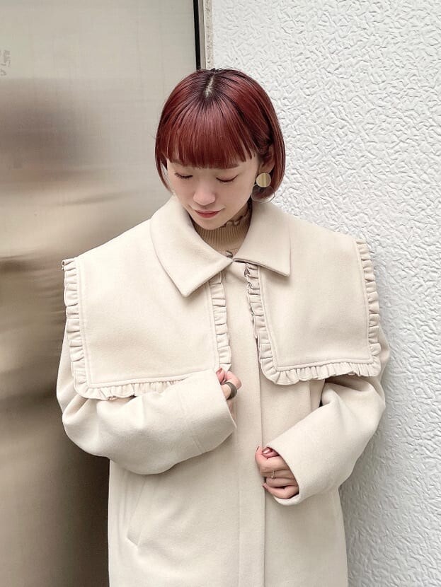 ホワイト系のその他アウター、ホワイト系のニット/セーター、ブラウン系のスカートを着用したレディースの秋コーディネートの2枚目の写真