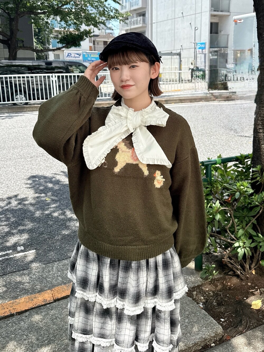 ホワイト系のシャツ/ブラウス、グレー系のショルダーバッグ、グリーン系のニット/セーターを着用したレディースの秋コーディネートの5枚目の写真