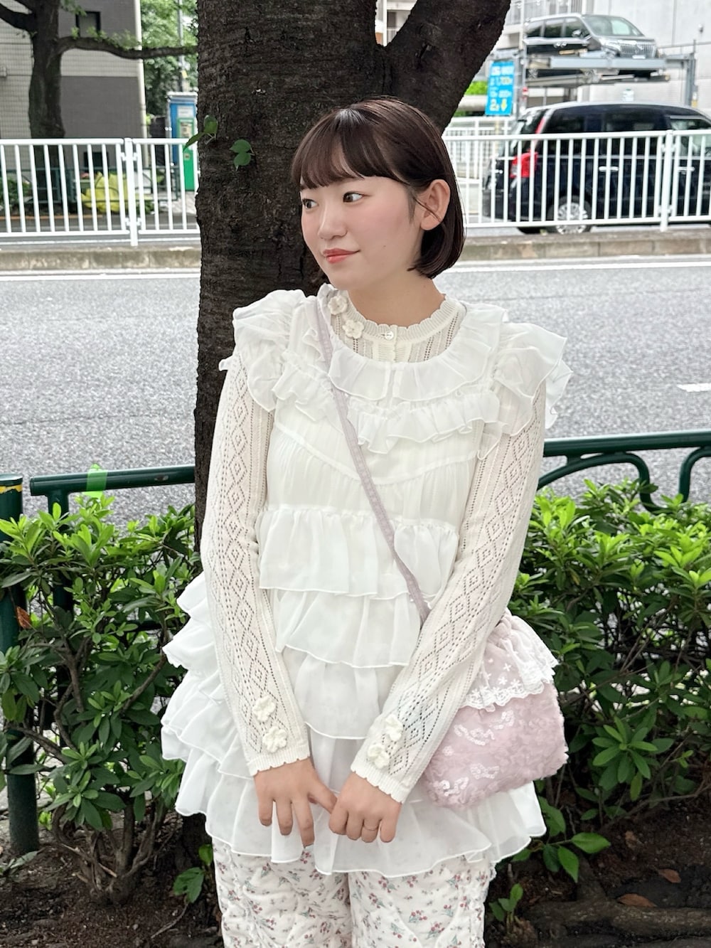 ホワイト系のシャツ/ブラウス、ホワイト系のニット/セーター、ピンク系のハンドバッグを着用したレディースの夏コーディネートの5枚目の写真