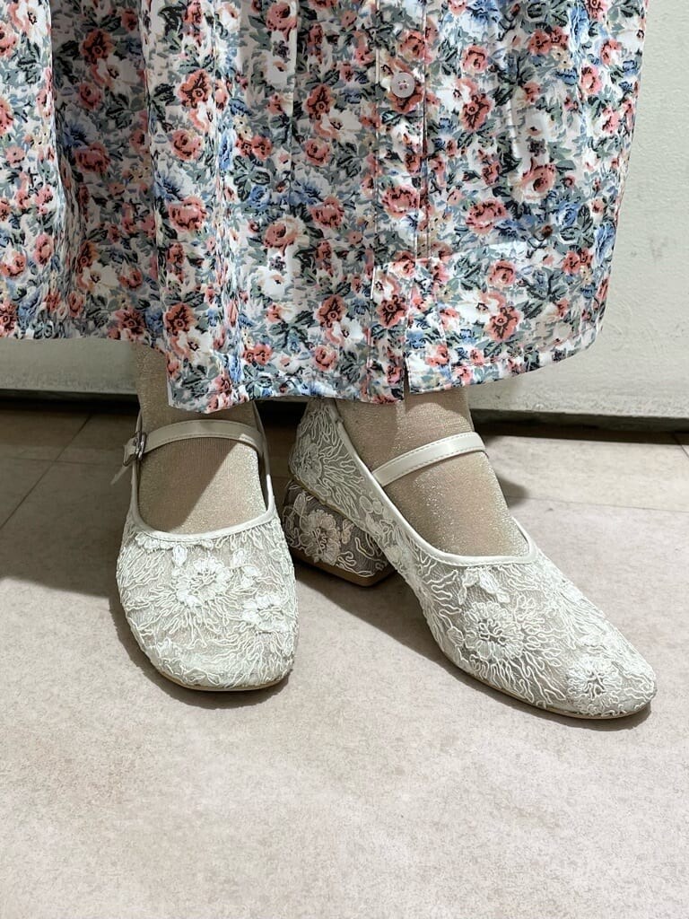 ピンク系のワンピース、ホワイト系のパンプス、ホワイト系のハンドバッグを着用したレディースの春コーディネートの3枚目の写真