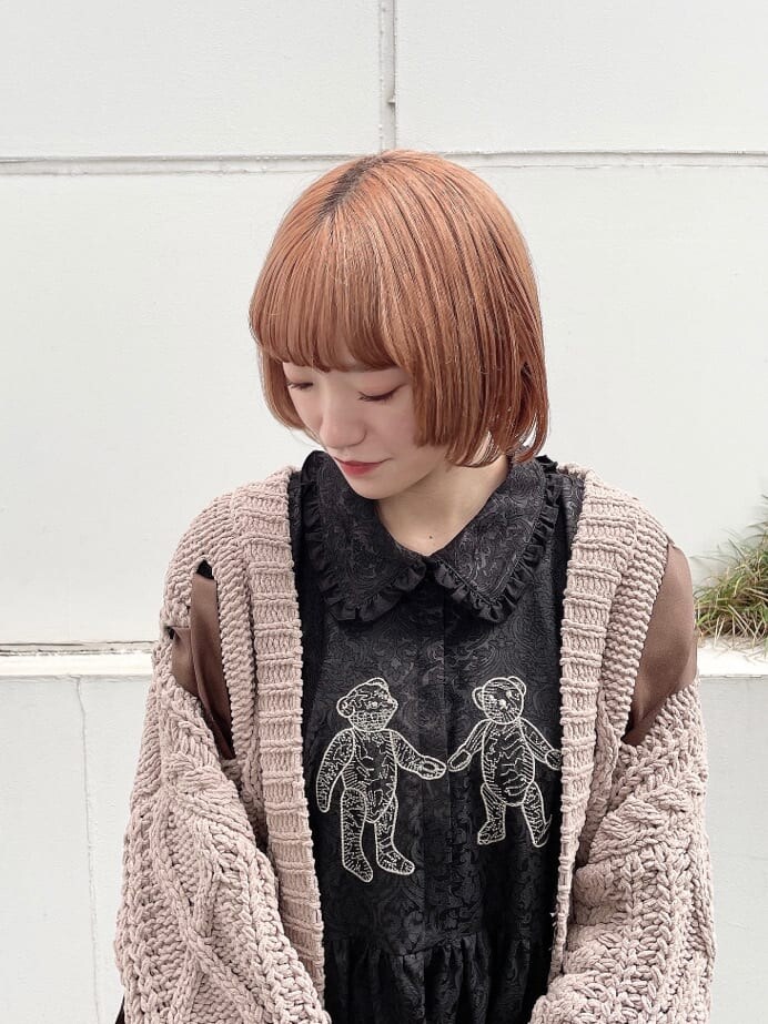 ブラック系のワンピース、ブラック系のパンプス、ブラウン系のカーディガン/ボレロを着用したレディースの秋コーディネートの4枚目の写真