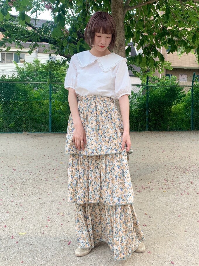 ベージュ系のパンプス、ホワイト系のシャツ/ブラウスを着用したレディースの春コーディネートの2枚目の写真