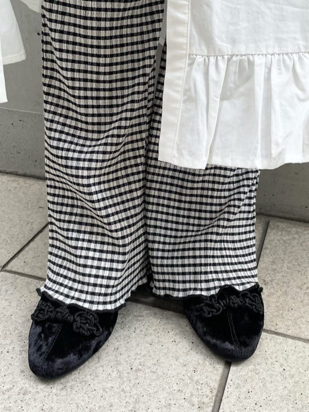 ブラック系のニット/セーター、ブラウン系のワンピース、ブラック系のその他パンツを着用したレディースの秋コーディネートの10枚目の写真