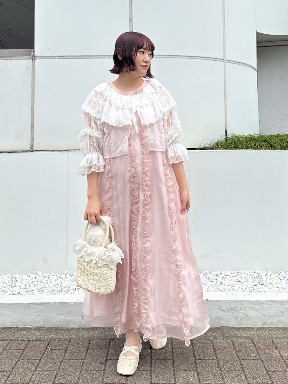 ホワイト系のカーディガン/ボレロ、ホワイト系のショルダーバッグ、ホワイト系のかごバッグを着用したレディースの春コーディネートの2枚目の写真