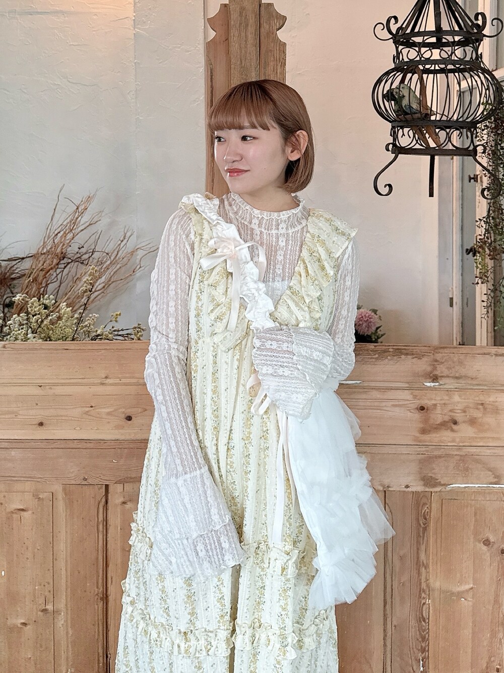 イエロー系のワンピース、ホワイト系のTシャツ/カットソー、ホワイト系のトートバッグを着用したレディースの春コーディネートの4枚目の写真