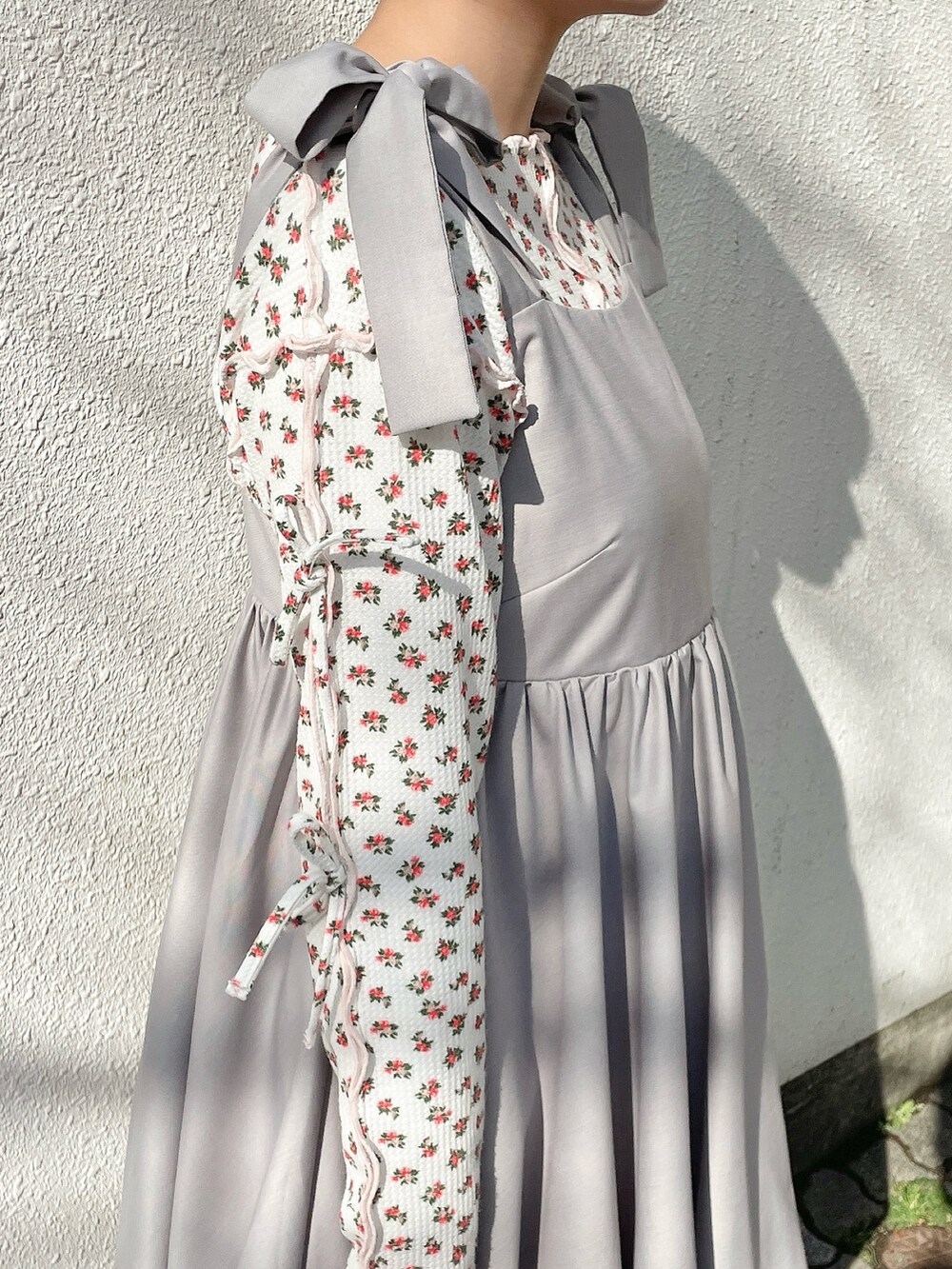 ピンク系のTシャツ/カットソー、グレー系のワンピース、ホワイト系のバレエシューズを着用したレディースの冬コーディネートの6枚目の写真