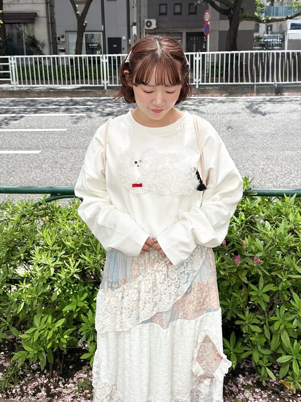 ホワイト系のTシャツ/カットソー、ピンク系のスカート、ホワイト系のバレエシューズを着用したレディースの春コーディネートの4枚目の写真