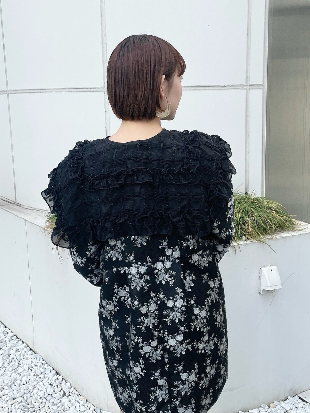 ブラック系のワンピース、ホワイト系のバレエシューズ、ブラック系の付け襟を着用したレディースの冬コーディネートの5枚目の写真