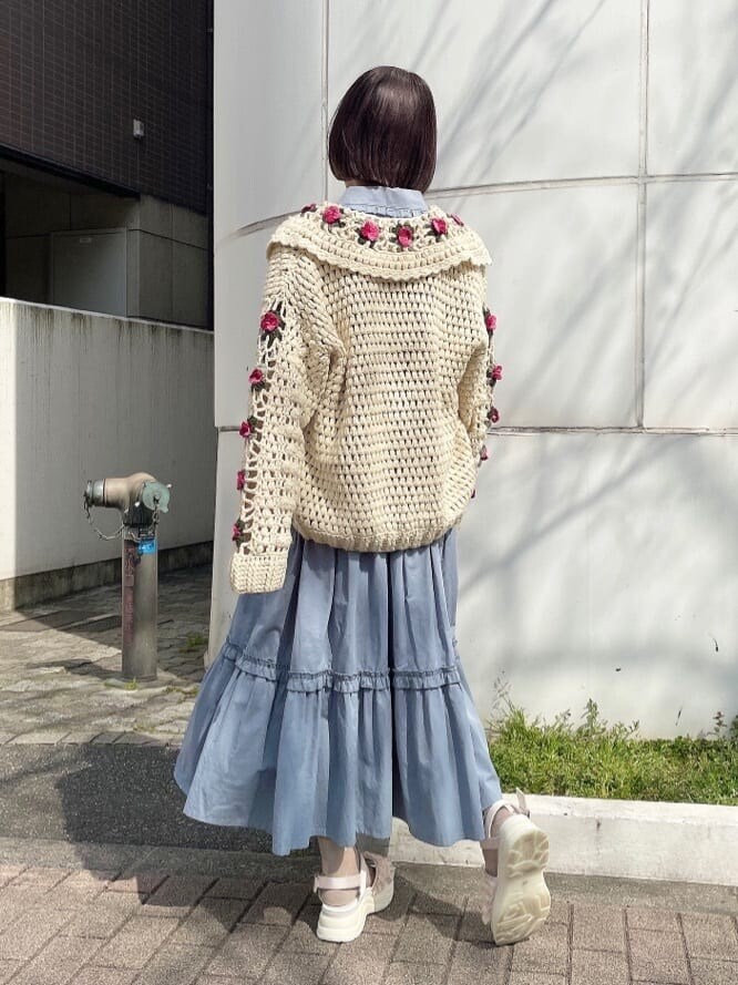 イエロー系のカーディガン/ボレロ、ブルー系のワンピース、ホワイト系のサンダルを着用したレディースの春コーディネートの2枚目の写真