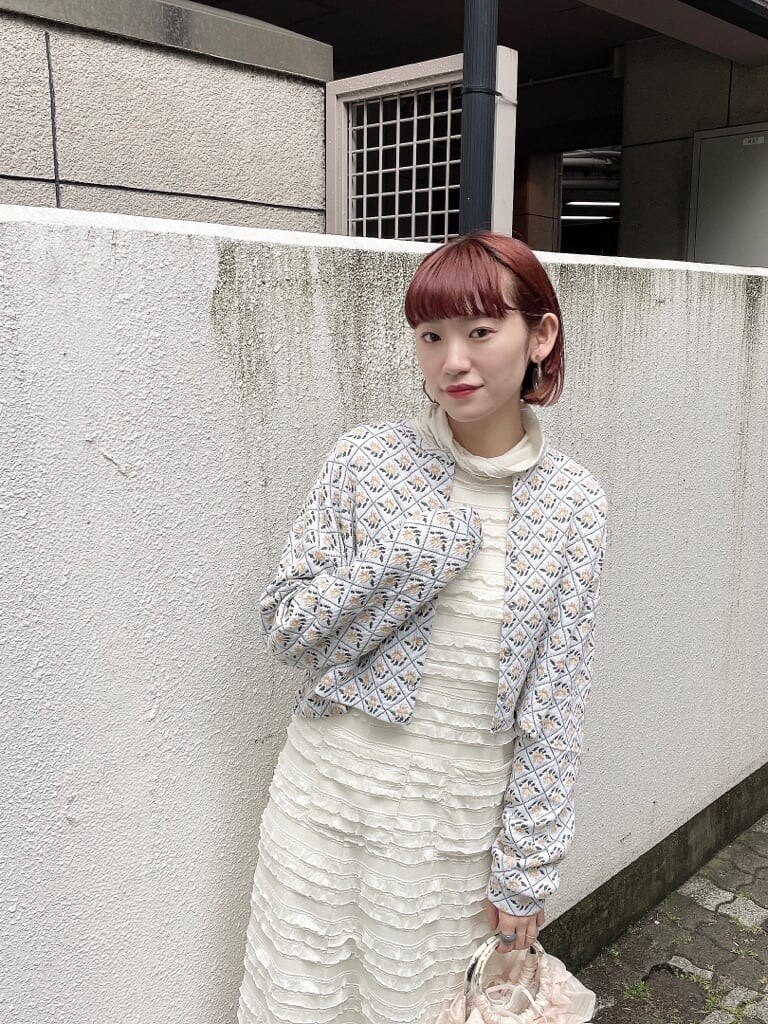 ホワイト系のワンピース、ホワイト系のブーツ、ホワイト系のハンドバッグを着用したレディースの夏コーディネートの5枚目の写真