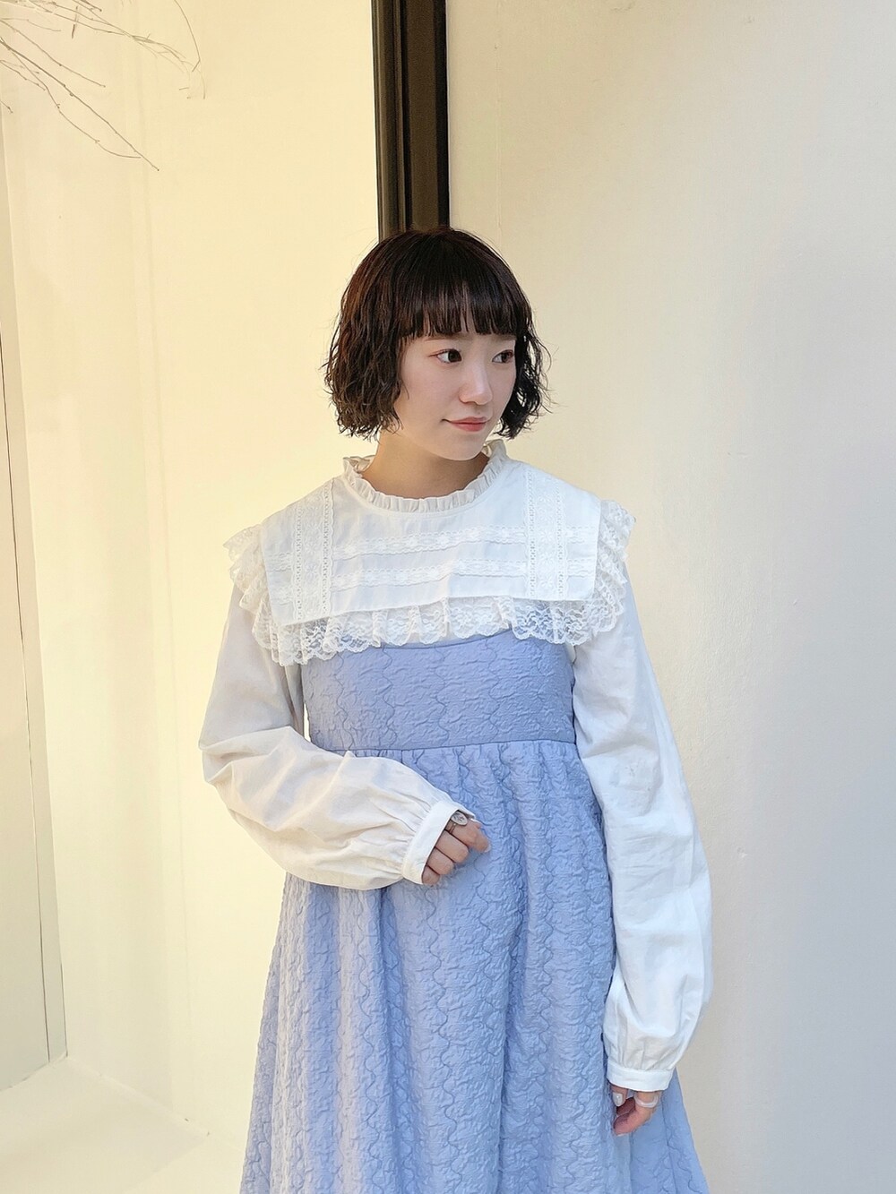 ホワイト系のシャツ/ブラウス、ブルー系のワンピース、ホワイト系のスニーカーを着用したレディースの秋コーディネートの3枚目の写真