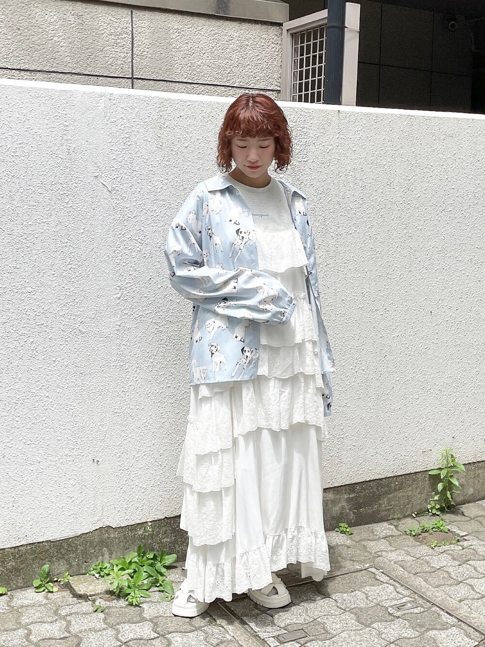 ホワイト系のワンピース、ホワイト系のサンダル、ブルー系のシャツ/ブラウスを着用したレディースの春コーディネートの2枚目の写真