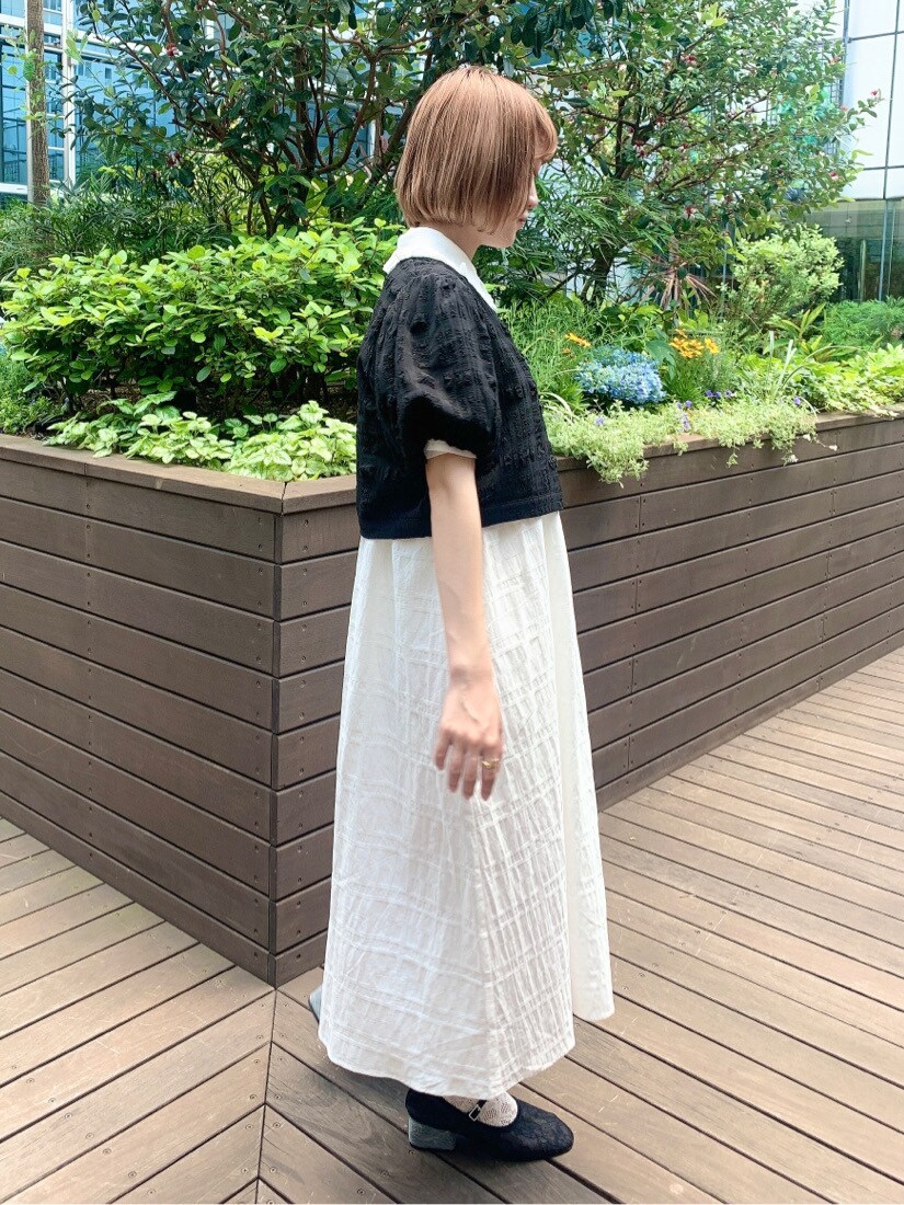 ホワイト系のワンピースを着用したレディースの夏コーディネートの4枚目の写真