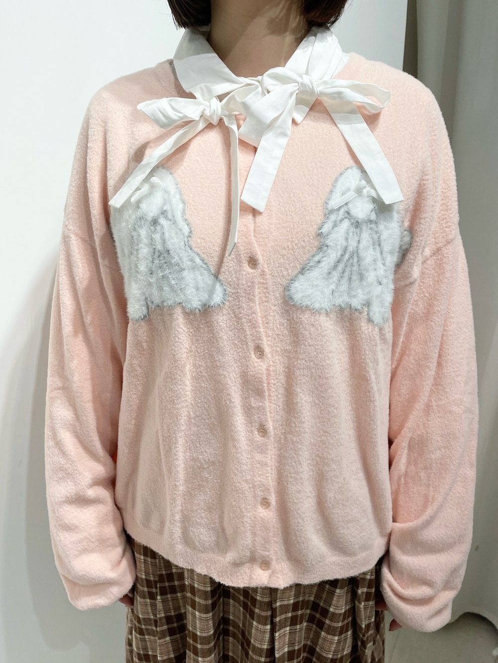 ホワイト系のシャツ/ブラウス、ピンク系のカーディガン/ボレロ、ブラウン系のスカートを着用したレディースの秋コーディネートの6枚目の写真