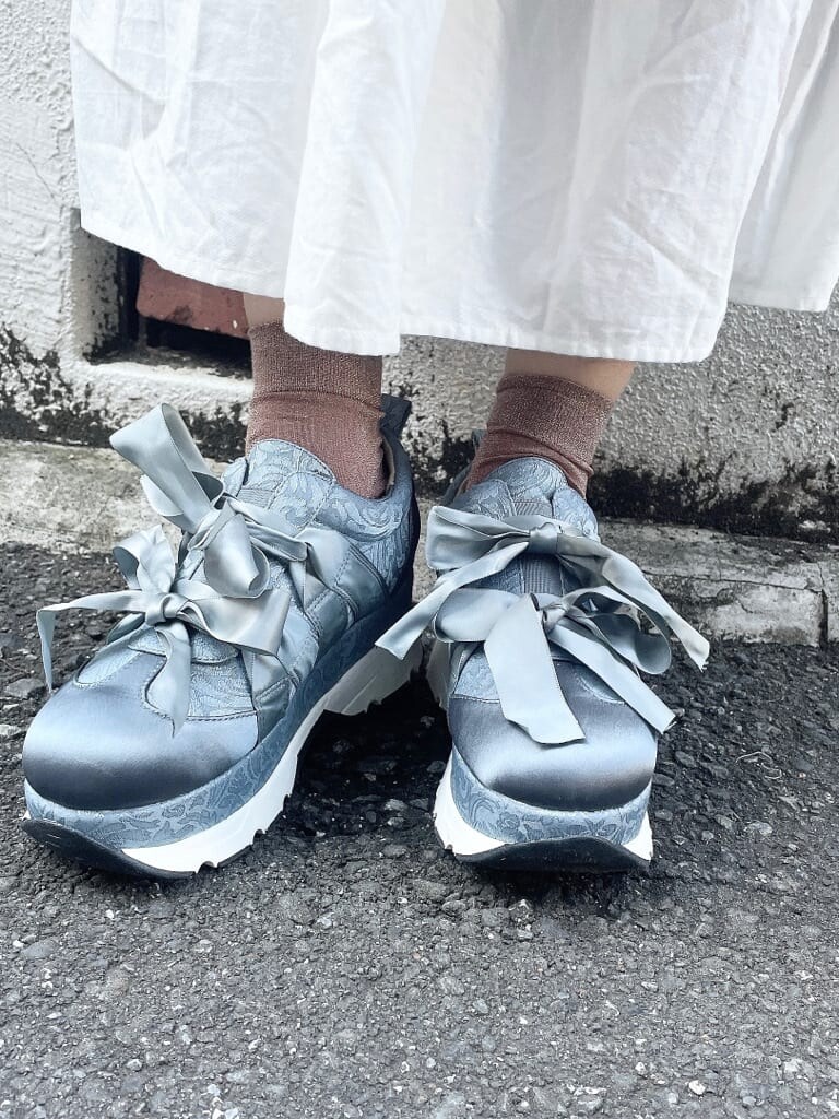 ブルー系のスニーカー、ブルー系のその他アウター、ホワイト系のワンピースを着用したレディースの秋コーディネートの6枚目の写真